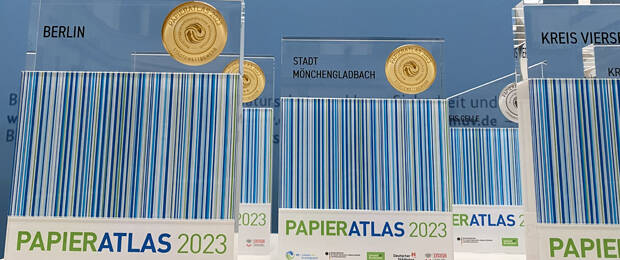 Der jährlich erscheinende Papieratlas dokumentiert den Papierverbrauch und die Recyclingpapierquoten in deutschen Städten. (Bild: Papieratlas-Awards 2023 im Bundesumweltministerium in Berlin/Initiative Pro Recyclingpapier)