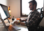 „Smarte Lösungen fürs Home-Office“: Staples Solutions und Leitz bieten Webinar. (Bild: Ilkersener/E+/Getty Images)