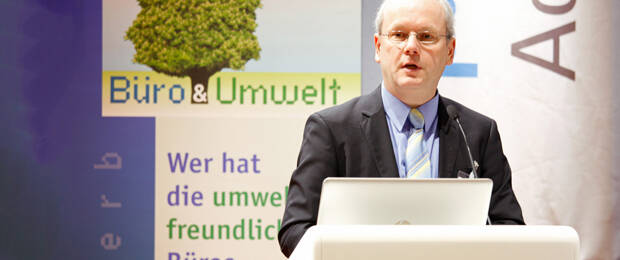Dieter Brübach von der B.A.U.M.-Geschäftsführung beim Start des Wettbewerbs „Büro und Umwelt“ auf der Paperworld (Bild: Messe Frankfurt / Jens Liebchen)
