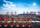 Der Containerhafen von Shanghai zählt zu den bedeutenden Umschlagplätzen für Produktfälschungen. (Bild: pat138241 / iStock / Getty Images Plus)