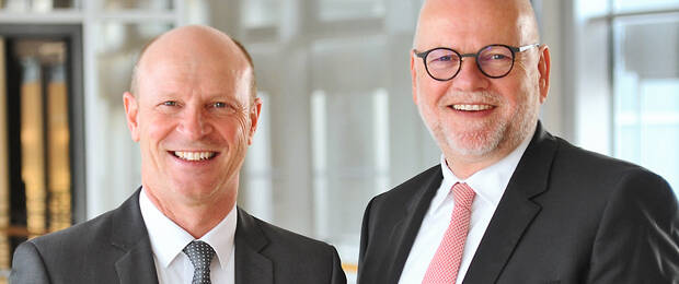 Sichtlich zufrieden mit der Entwicklung: die beiden Herma-Geschäftsführer Sven Schneller (links) und Thomas Baumgärtner (Bild: Herma).