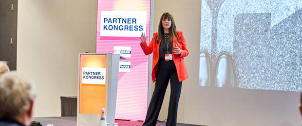 Diana Bonarius, Director Channel Sales bei Lexware, stimmte die 140 Fachhandelspartner auf einen spannenden Kongress ein. (Bild: Lexware)