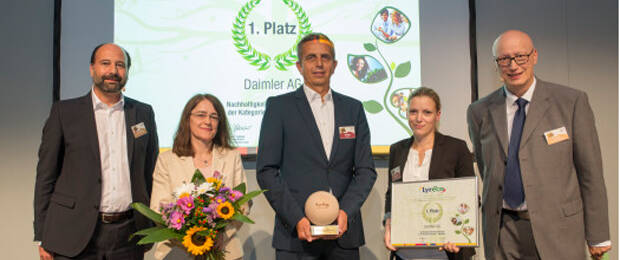 Gewinner des diesjährigen Nachhaltigkeitspreises ist die Daimler AG; von l. nach r.: Marc Gebauer (Lyreco), Elfriede Reiter, Jürgen Röhm , Valentina Schökle (alle Daimler), Olaf Dubbert (Lyreco).