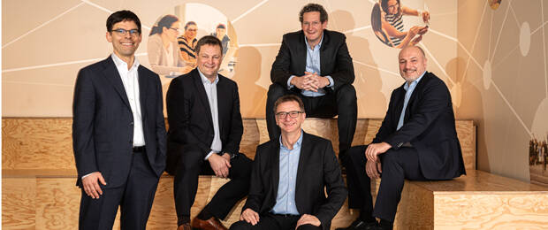 Die Mercateo-Geschäftsführung mit Per Ledermann (3. von rechts), Dr. Sebastian Wieser (2. von rechts) und Lars Schade (rechts) (Bild: Mercateo)