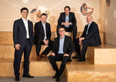 Die Mercateo-Geschäftsführung mit Per Ledermann (3. von rechts), Dr. Sebastian Wieser (2. von rechts) und Lars Schade (rechts) (Bild: Mercateo)