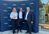 ElectronicPartner-Vorstand Friedrich Sobol (r.) gratulierte Anke und Jens Walla herzlich zur Eröffnung des großen Neubaus in Gerolstein.
