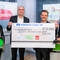 Über einen Spendenscheck in Höhe von 10.000 Euro freuen sich (von links): Dominique Fanta (Novus Dahle), Harald Frank (One Earth - One Ocean), Novus-Dahle-Geschäftsführer Frank Indenkämpen und Christian Gnaß, CEO Emco-Group. (Bild: Novus Dahle)