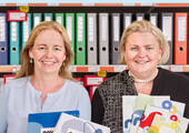 MTH Retail startet mit neuer Eigenmarke: Nicole Boulaxis (li.), Leiterin der Eigenmarken bei MTH Retail Group, und Susanne Schürz, Geschäftsführerin Libro und Pagro Diskont. (Bild: Hantsch)