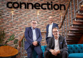 Freuen sich über die Zusammenarbeit: (v.l.) Kelvin Bromley, Geschäftsführer von Connection Seating, gemeinsam mit Jonas Wismer, Senior Vice President bei Flokk und Lars I. Røiri, CEO von Flokk. (Bild: Flokk)