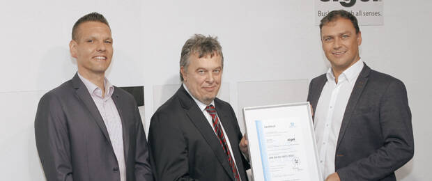 Daniel Petrasch, kaufmännischer Leiter Sigel, (rechts) und Sascha Staude, Qualitätsmanagement Sigel, (links) nehmen die Urkunde zur ISO-9001-Zertifizierung von Dietmar Winner, Geschäftsführer TAW Cert für QM-Systeme und Personal, entgegen. (Bild: Sigel)