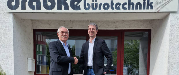 Ab dem 1. Juli wird das Rosenheimer Fachhandelsunternehmen Bensegger den Kundenstamm von Drabke Bürotechnik übernehmen und somit noch stärker in den Landkreisen Altötting und Mühldorf präsent sein. Die beiden Geschäftsführer Heinz Drabke (l.) und Andreas 