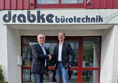 Ab dem 1. Juli wird das Rosenheimer Fachhandelsunternehmen Bensegger den Kundenstamm von Drabke Bürotechnik übernehmen und somit noch stärker in den Landkreisen Altötting und Mühldorf präsent sein. Die beiden Geschäftsführer Heinz Drabke (l.) und Andreas 