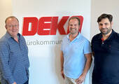 Die beiden Deka-Geschäftsführer Michael Connemann (l.) und Gerald Geiling (r.) freuen sich mit Sascha Bökenheide, Countrymanager Deutschland bei Infominds, auf das anstehende Projekt. (Bild: Infominds)