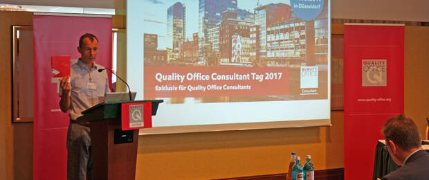 Volker Weßels präsentiert die neuen Quality Office Broschüren.