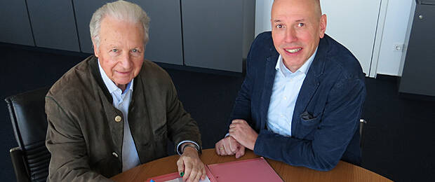 Die Tinte ist trocken: (v.l.) Hassia Senior-Chef Günter Hinkel und Brother-Geschäftsführer Matthias Kohlstrung unterzeichnen den Vertrag. (Bild: Brother International)