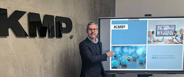 KMP-Vorstand Jan-Michael Sieg sieht im Vertrieb der Ijkoa-Displays zahlreiche Potenziale für den Fachhandel. (Bild: KMP)